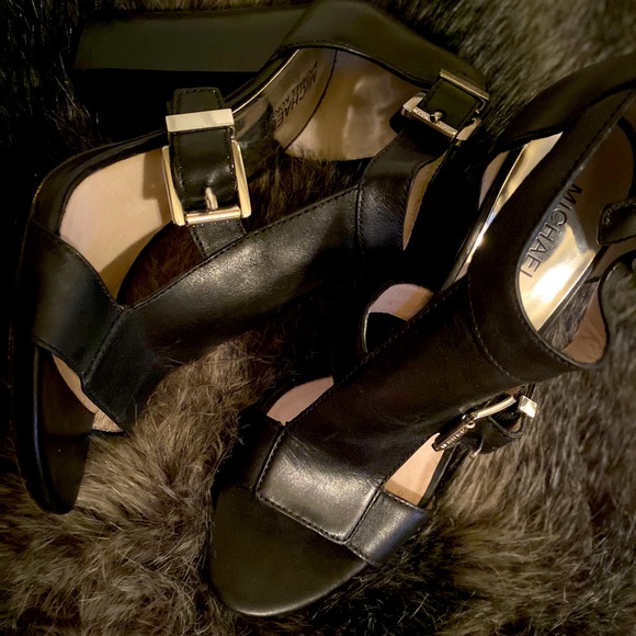 MK Sandals - Picture 1 of 1